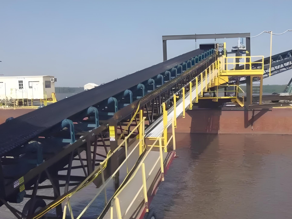 What are the daily maintenance procedures for a belt conveyor?