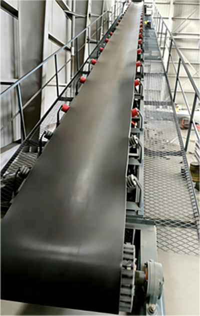 What are the working principles and advantages of a standard stationary belt conveyor?