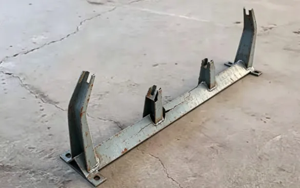 Why do conveyor idler brackets fracture easily in heavy-duty mining areas?